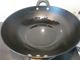 5、颜值超高的红烧蚝油紫茄子,炒锅放入适量的植物油,比平常炒菜的量要多些