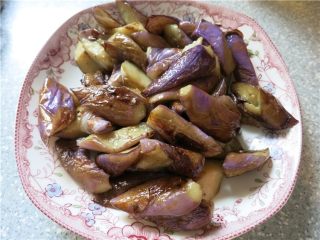 8、颜值超高的红烧蚝油紫茄子,变软了就可以盛出来备用