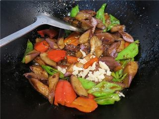 13、颜值超高的红烧蚝油紫茄子,最后放入大蒜碎翻拌几下就可以出锅了。