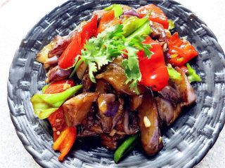 14、颜值超高的红烧蚝油紫茄子,装盘