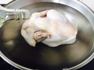 9、竹荪炖笨鸡汤,把笨鸡放在锅里，放入适量的凉水，倒入2勺料酒。