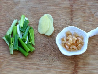 2、红烧肉,葱切段、姜去皮切片，准备好黄冰糖