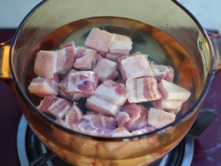 3、红烧肉,将五花肉冷水下锅，煮开后撇去表面浮沫