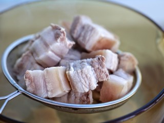 4、红烧肉,捞出五花肉