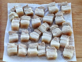 5、红烧肉,用厨房纸吸干表面水分