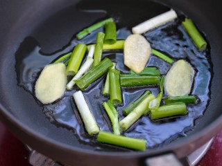 6、红烧肉,另起锅放适量油烧至五成热，小火炒香葱段和姜片