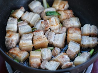 7、红烧肉,放入五花肉煸炒出香味