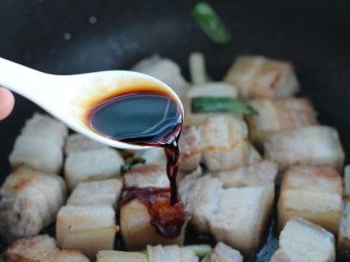 8、红烧肉,调入生抽