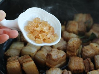 11、红烧肉,再放入黄冰糖