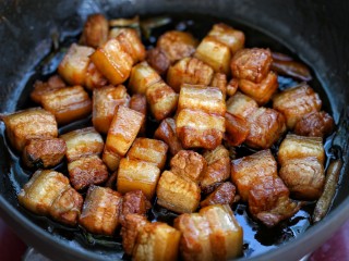 12、红烧肉,翻炒至五花肉上色