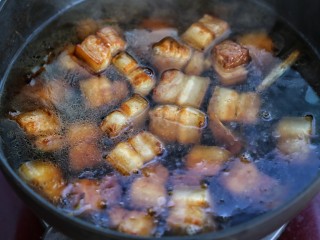 13、红烧肉,添入热水没过锅中食材，大火煮开后改中小火炖煮45分钟