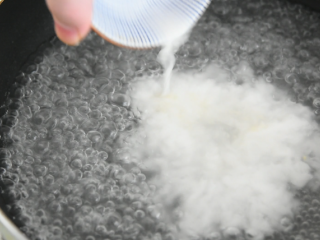 11、零厨艺学做“太极八卦羹”,锅中倒入清水，煮沸，撒入2g盐、3g鸡精、10g水淀粉，勾芡