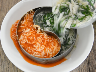 13、零厨艺学做“太极八卦羹”,依次将汤汁倒入磨具中，移出磨具