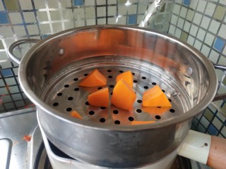 2、蛋黄南瓜蒸蛋,蒸南瓜。