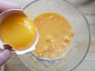 5、蛋黄南瓜蒸蛋,加入蛋黄，搅拌均匀。