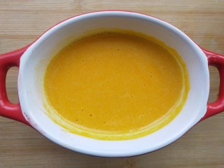 7、蛋黄南瓜蒸蛋,过滤后。
