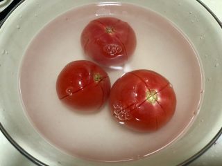 4、番茄豆腐汤➕番茄榨菜豆腐鸡蛋汤,加入适量开水浸泡三分钟