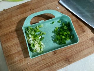 6、番茄豆腐汤➕番茄榨菜豆腐鸡蛋汤,小葱切末葱白葱叶分开，姜切末