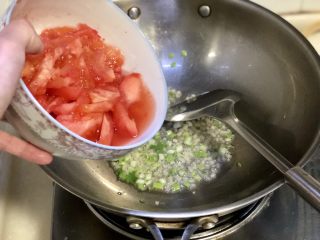 14、番茄豆腐汤➕番茄榨菜豆腐鸡蛋汤,下番茄块，中小火煸炒出红汁