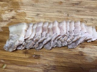 3、家常回锅肉,捞出晾至不烫手切片