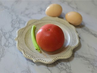 1、西红柿炒鸡蛋,准备食材