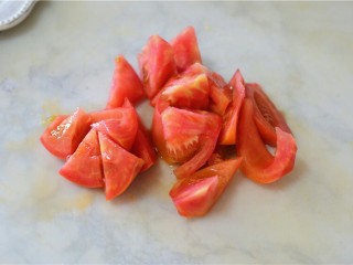 2、西红柿炒鸡蛋,西红柿切小块