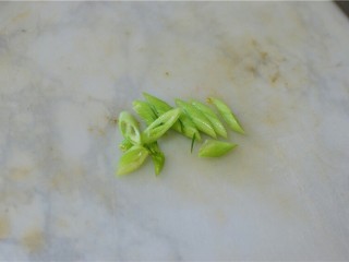 3、西红柿炒鸡蛋,切葱花