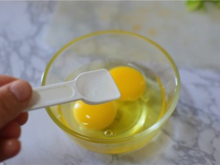5、西红柿炒鸡蛋,加少许盐，打散