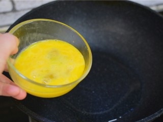 6、西红柿炒鸡蛋,锅中油热，下鸡蛋液