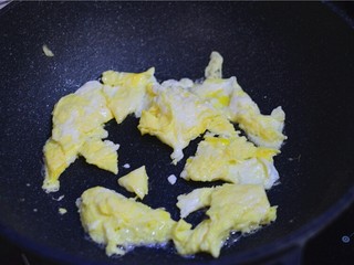 7、西红柿炒鸡蛋,炒至凝固