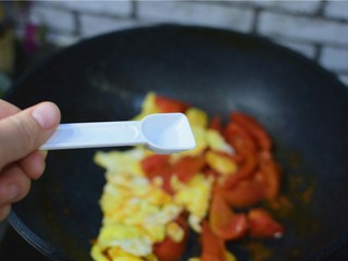 12、西红柿炒鸡蛋,加盐