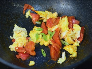 13、西红柿炒鸡蛋,加葱花，炒匀