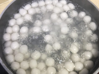 3、水果酒酿圆子????,圆子上浮再煮30秒