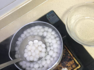 4、水果酒酿圆子????,捞出放入凉水,可以增加圆子的嚼劲。