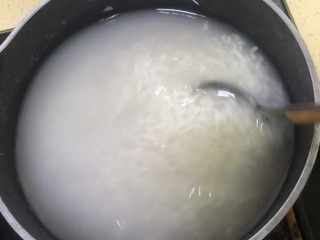 5、水果酒酿圆子????,另起锅加入酒酿和水,煮沸