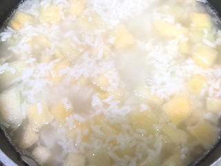 6、水果酒酿圆子????,煮沸后,倒入水果,冰糖,煮半分钟即可