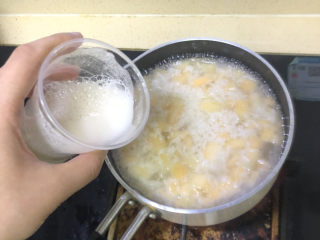 7、水果酒酿圆子????,加入勾兑好的淀粉,增加黏稠度,煮沸即可出锅