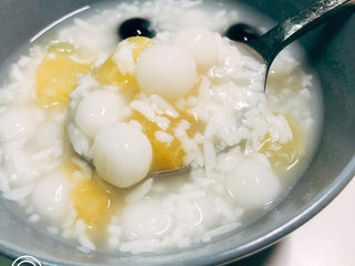 9、水果酒酿圆子????,大功告成!!!加点爱吃的水果(我是蓝莓)开吃!!!