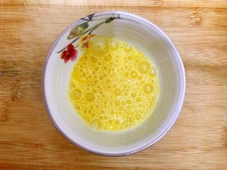 2、春笋五鲜,鸡蛋磕入碗内，打散