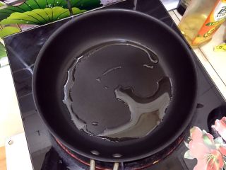 3、春笋五鲜,平底锅入少许食用油