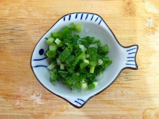 9、春笋五鲜,小葱洗净之后切成圈