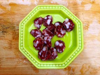 11、春笋五鲜,腊肠稍微冲洗一下之后切成薄片