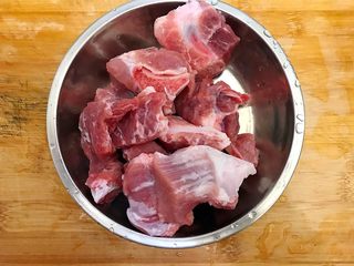 13、春笋五鲜,排骨洗净，剁成小块