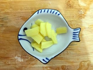 10、春笋五鲜,生姜去皮洗净之后切成薄片