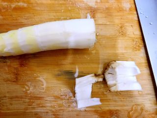 14、春笋五鲜,春笋去外壳，切去尾部老的部分不要