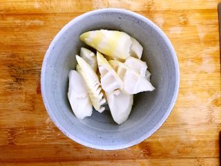 15、春笋五鲜,洗净之后切成滚刀块