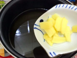 19、春笋五鲜,重新煮一锅水，水开后放入姜片