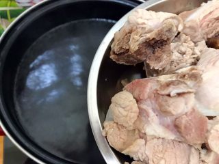 26、春笋五鲜,水开后放入排骨和火腿