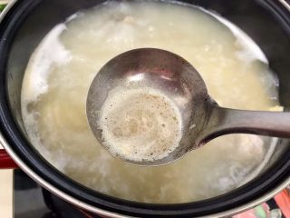 33、春笋五鲜,撇去浮沫，继续中火煮10分钟