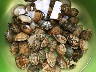 1、花蛤豆腐汤,花蛤买回来，盐水里养一阵，还可以水里滴上几滴香油，让它尽量吐尽泥沙。